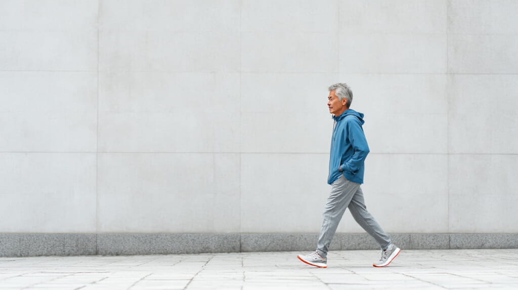 都会的な雰囲気で歩きを取り入れる40代男性ランナー