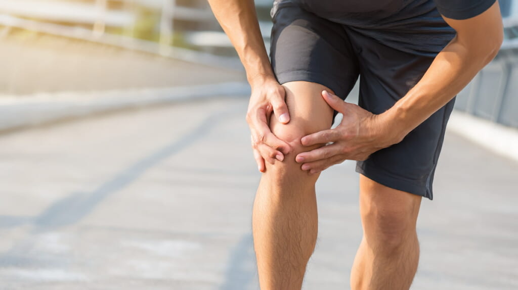 20km走の途中で膝の外側に痛みを感じて立ち止まる日本人ランナー