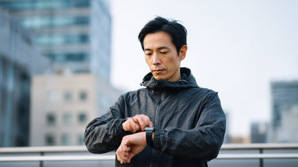 無理のないペースで走る40代日本人男性ランナー