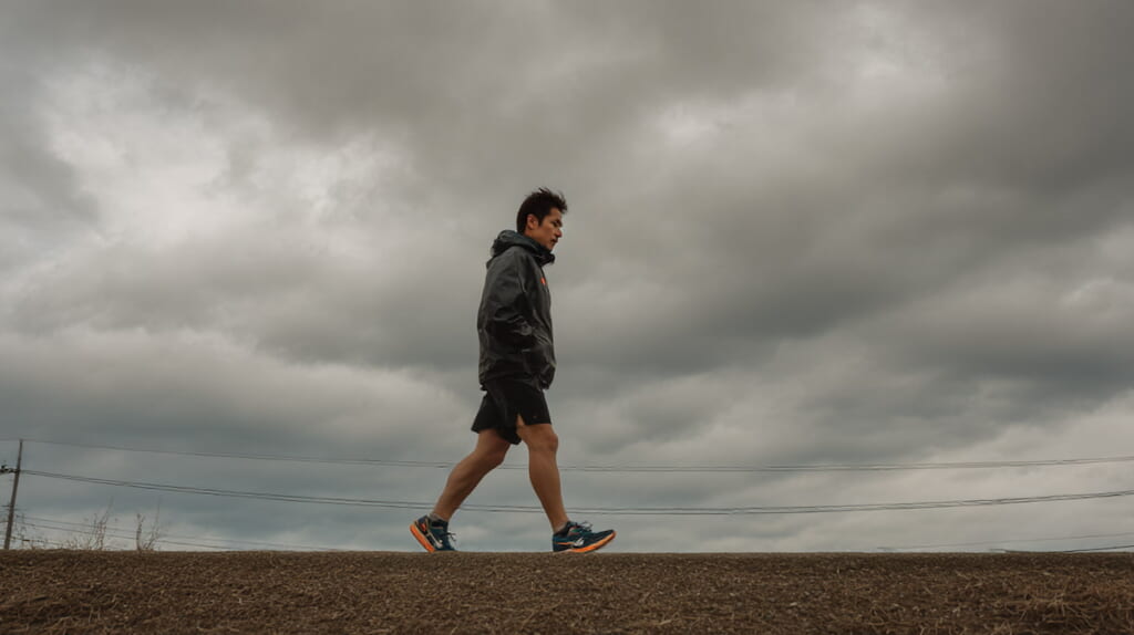 ランニング中盤で脚が重くなり失速する日本人ランナーの様子