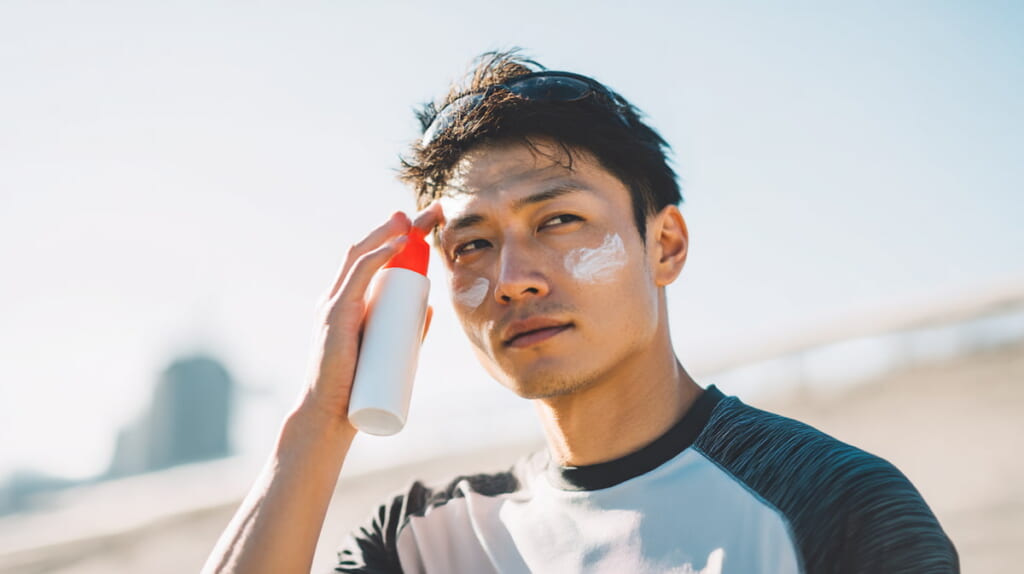 ランニング前に日焼け止めを塗る40代男性