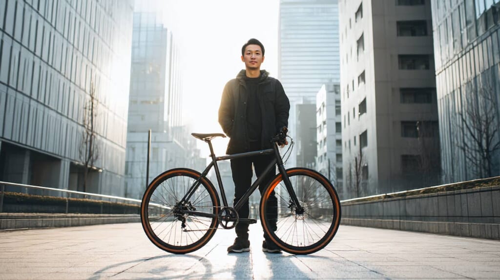 クロスバイクと共に立つ日本人男性ランナーのライフスタイル写真