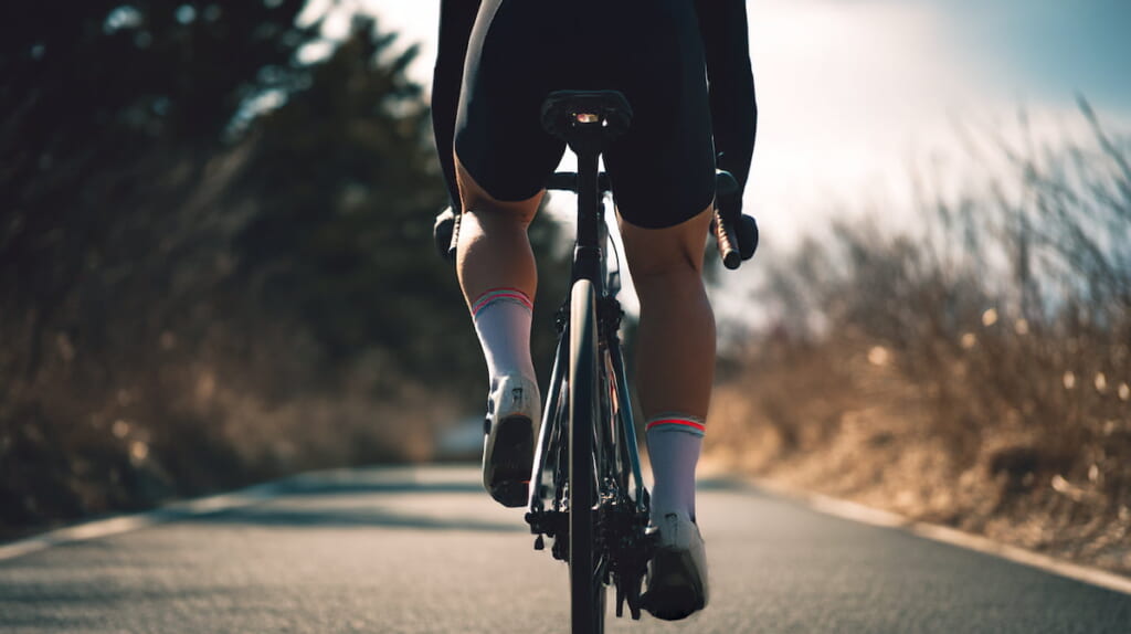 クロスバイクのペダリングで太もも裏を使う日本人男性