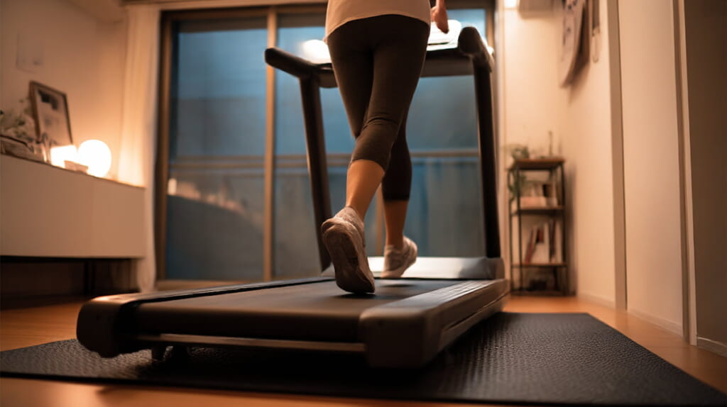 防音マットを敷いた室内で静かにランニングマシンを使う様子