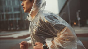 冬のマラソン大会で透明ポンチョを着てスタートを待つ日本人ランナーの様子