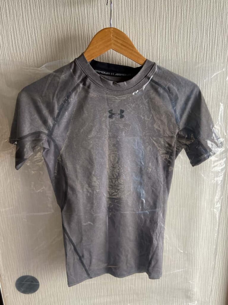 ゴミ袋を使って自作した透明ポンチョを着用するランナーの様子