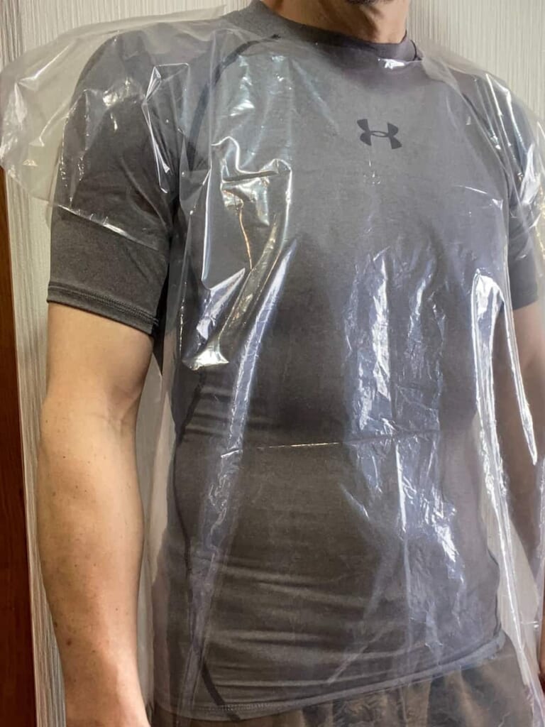 ゴミ袋を使って自作した透明ポンチョを着用する編集長のTAKE