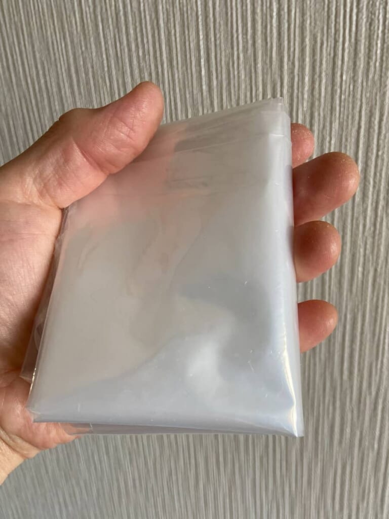 着用しない時、不要になっときコンパクトになることを説明する画像