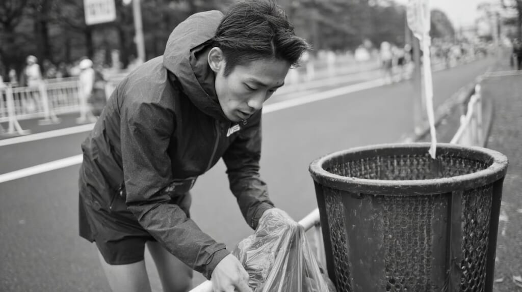 マラソン大会でポンチョを適切に処理する日本人ランナーの行動