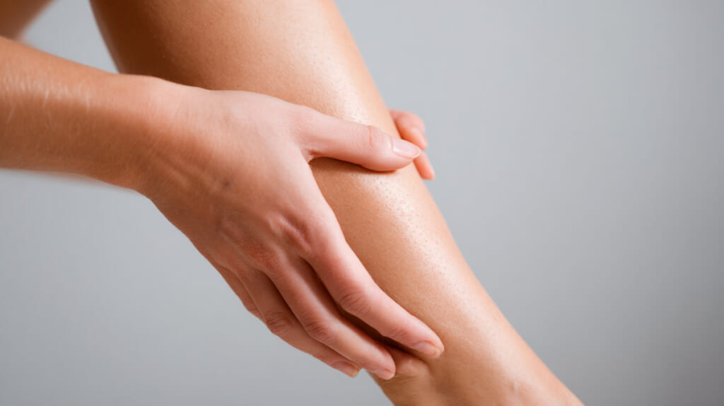 むくみケアのセルフマッサージと、注意が必要な圧痕チェックを示すイメージ