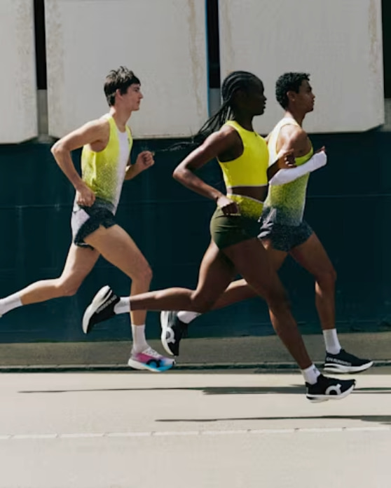 穴あき構造のクッションが着地で潰れて衝撃を逃す仕組みを示すランニングシューズ