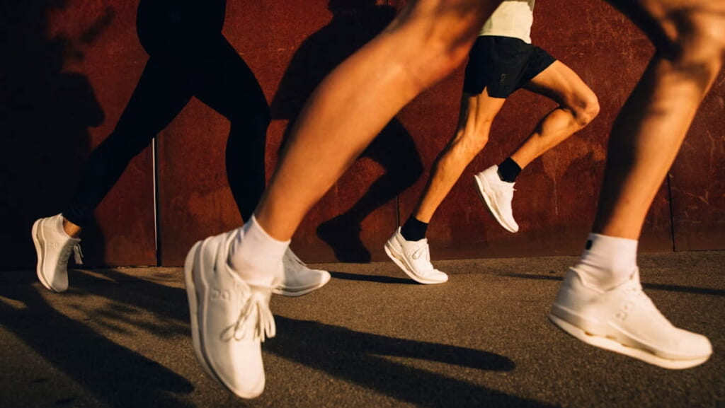 ランナーが穴あきソール形状のランニングシューズを履く、On選びの解説記事のアイキャッチ