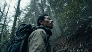 登山で多くのエネルギーを消費する40代男性ハイカーのリアルな様子