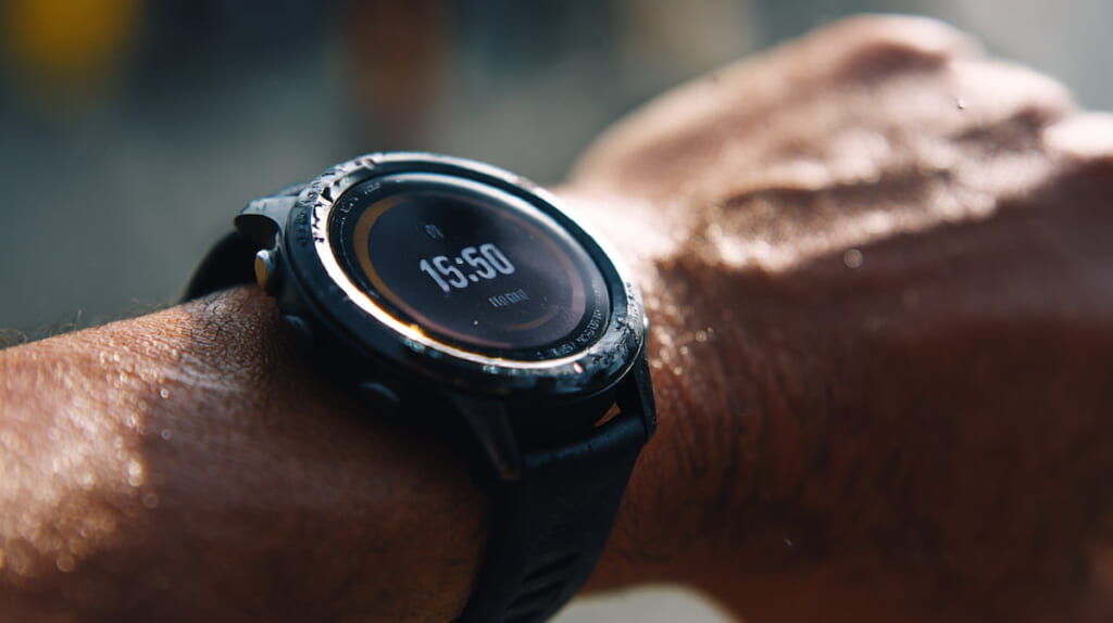 　- ランニング中に使用される光学式心拍計付きスマートウォッチの接写