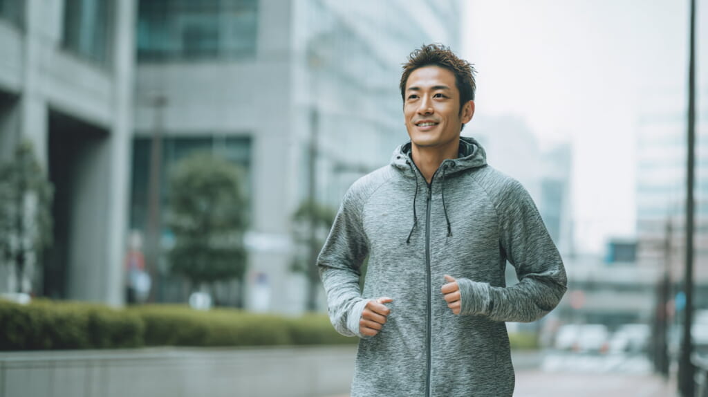 　- ゆったりとしたペースで走る40代日本人男性のスタイリッシュなランニング風景