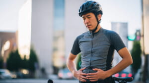 クロスバイク通勤を続けているのに体型の変化に悩む日本人男性のイメージ