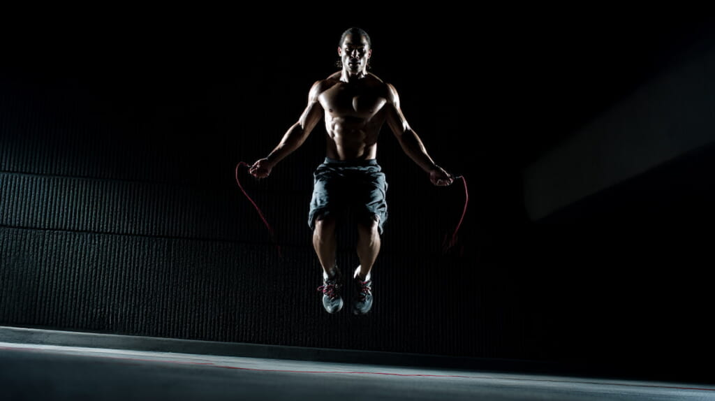 高強度インターバル縄跳びを行う日本人男性アスリートの躍動的な姿