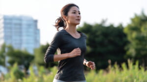 40代女性が正しいフォームでゆったりとランニングし、脚やせを目指している様子