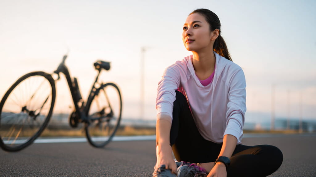 ランニング後の疲労回復として自転車に乗る40代女性