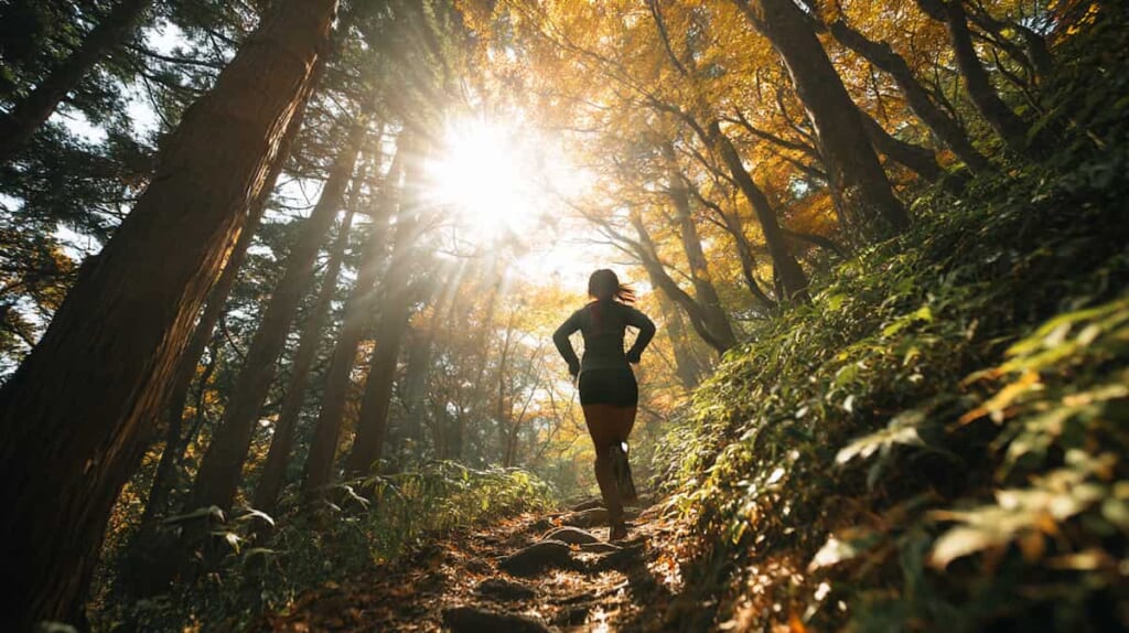 山道を登りお尻の筋肉を使う日本人女性ランナー