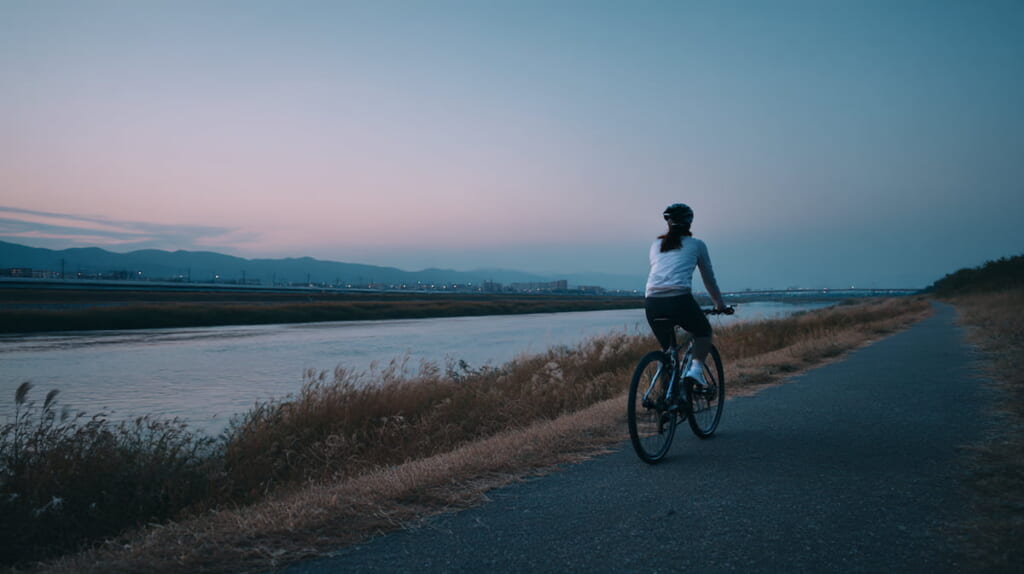 リカバリー目的で自転車に乗る日本人女性ランナー