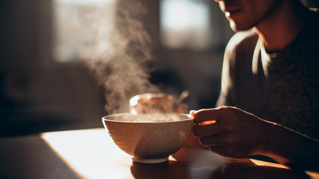 　マラソン当日の朝に餅や味噌汁で体を温める日本人ランナー