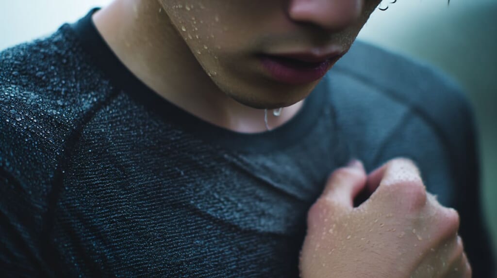 　汗で濡れたランニングTシャツが体温を奪う様子を表現したイメージ