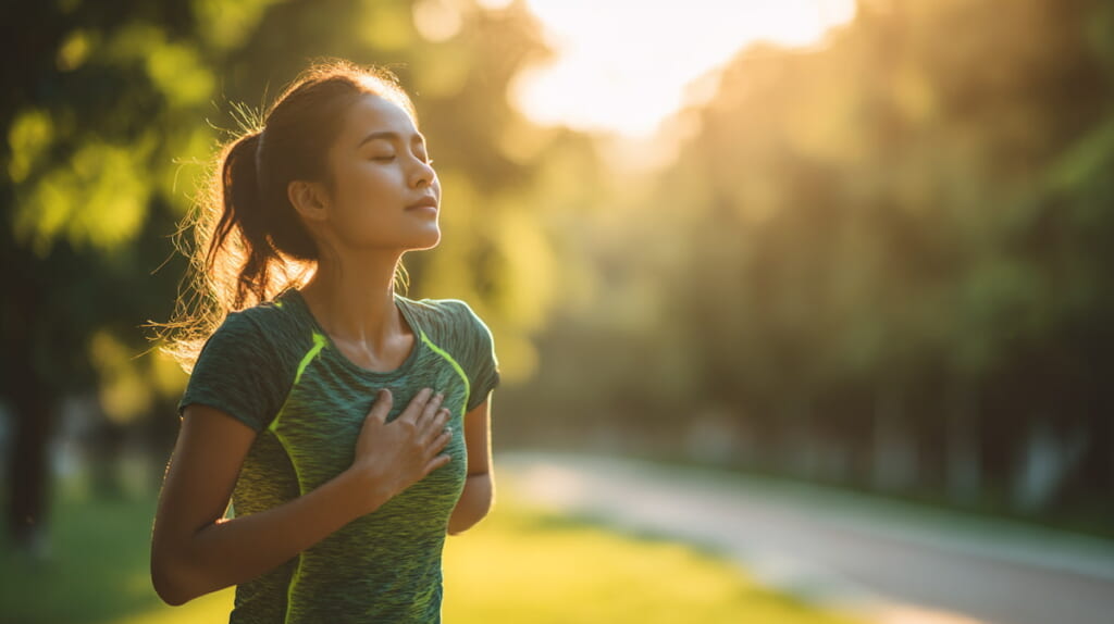 肩の力を抜き胸を開いて走るフォームを意識する日本人ランナー