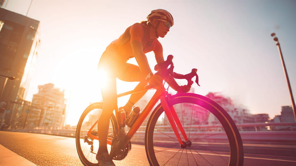 クロストレーニングとしてロードバイクに乗る日本人ランナー