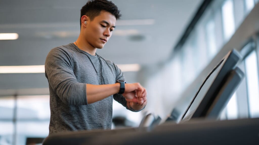 心拍計を見ながら傾斜ウォーキングで脂肪燃焼ゾーンを維持する日本人ランナー