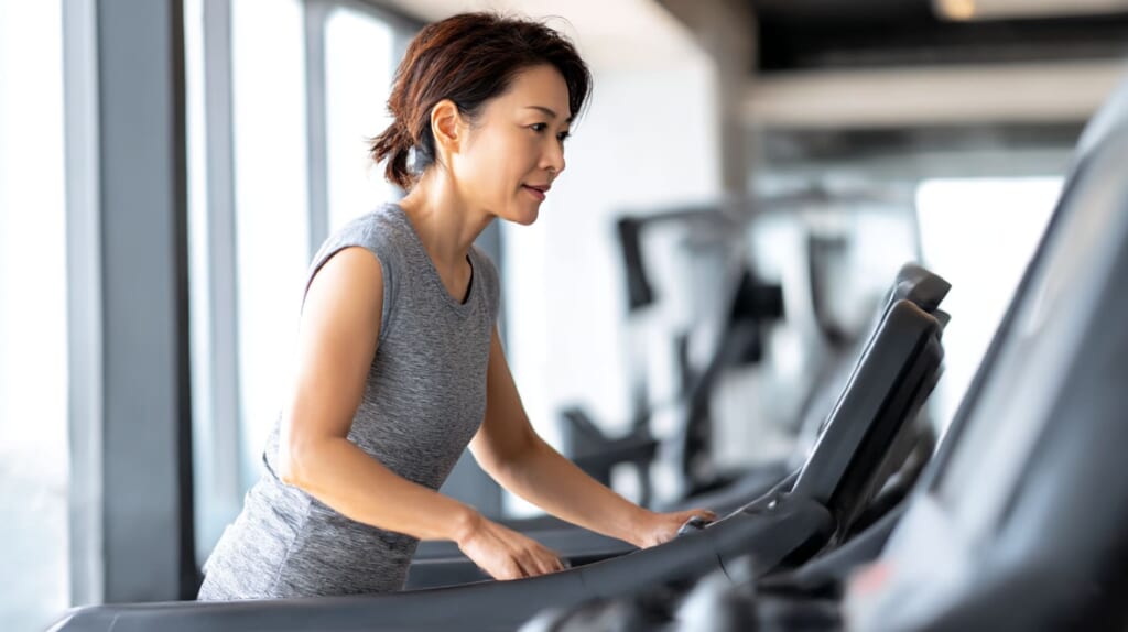 わずかな傾斜で膝への衝撃を抑えながら歩く日本人ランナーの足元