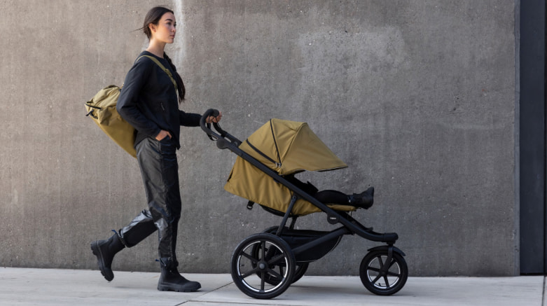 三輪のランニングベビーカーをリストストラップ付きで安全に扱う日本人ランナー