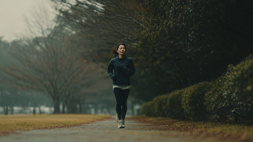 公園で会話できるペースでウォーキングする初心者ランナーの様子