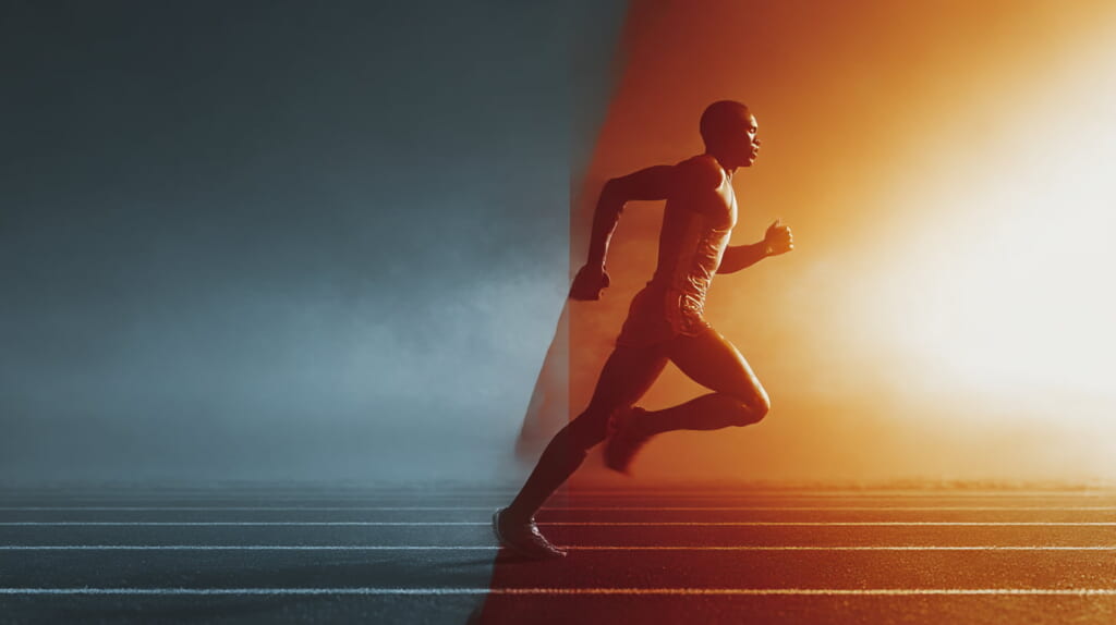 レース前と中間地点での補給戦略をイメージした日本人ランナーと無地サプリメントの準備風景